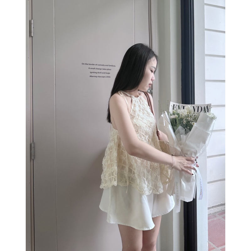 Set áo yếm kem ren nổi kèm quần shorts trắng
