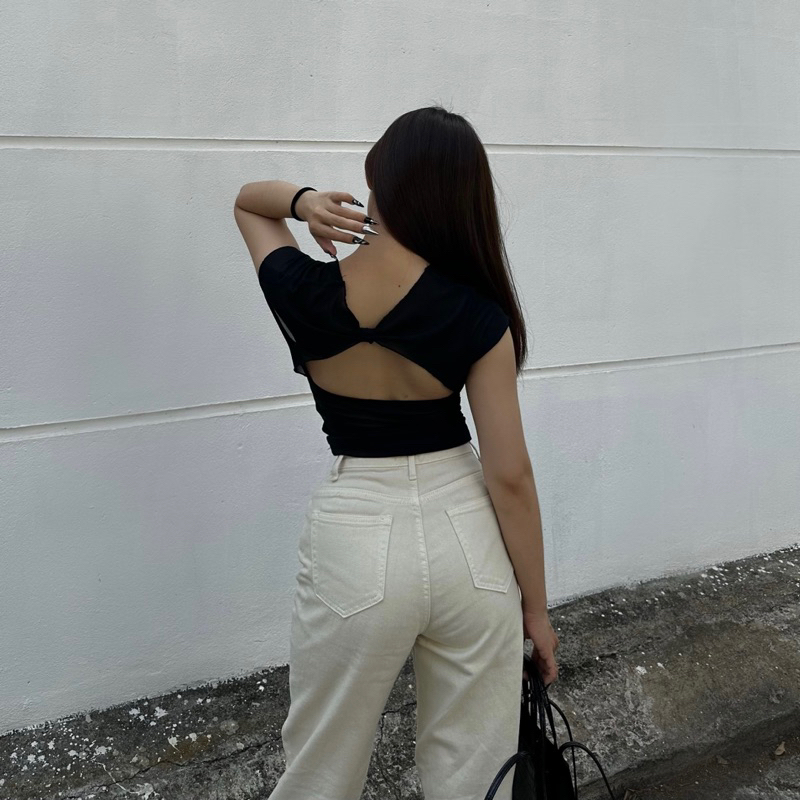 Quần jeans phong cách tối giản + áo đen trơn lưới