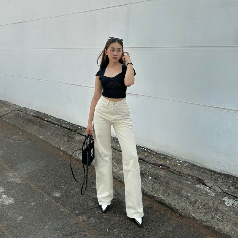 Quần jeans phong cách tối giản + áo đen trơn lưới