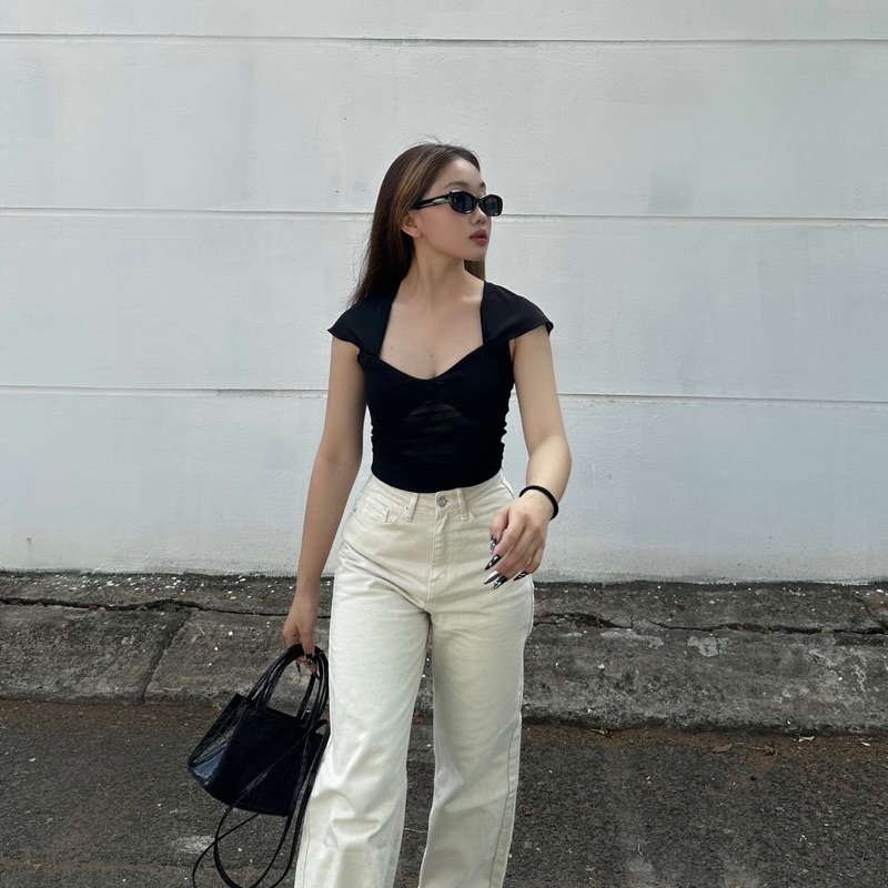 Quần jeans phong cách tối giản + áo đen trơn lưới