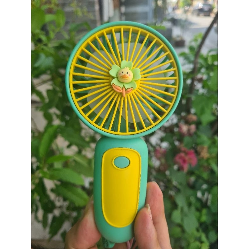 QUẠT CẦM TAY NHIỀU MÀU CÓ DÂY ĐEO