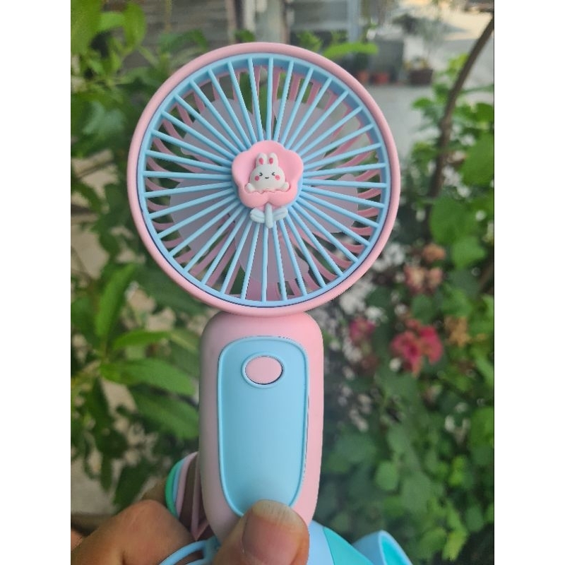 QUẠT CẦM TAY NHIỀU MÀU CÓ DÂY ĐEO