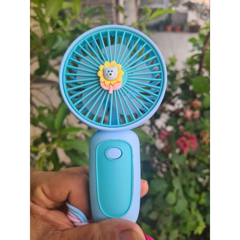 QUẠT CẦM TAY NHIỀU MÀU CÓ DÂY ĐEO
