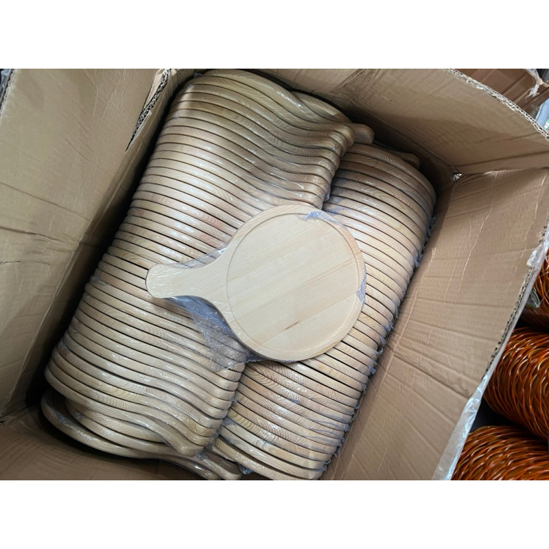 Khay gỗ tròn có tay cầm, thớt gỗ đựng bánh pizza, món ăn