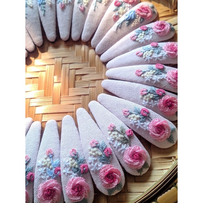 Kẹp tóc thêu hoa hồng handmade