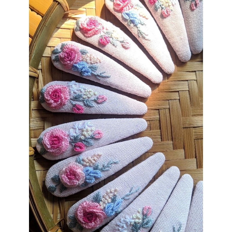 Kẹp tóc thêu hoa hồng handmade