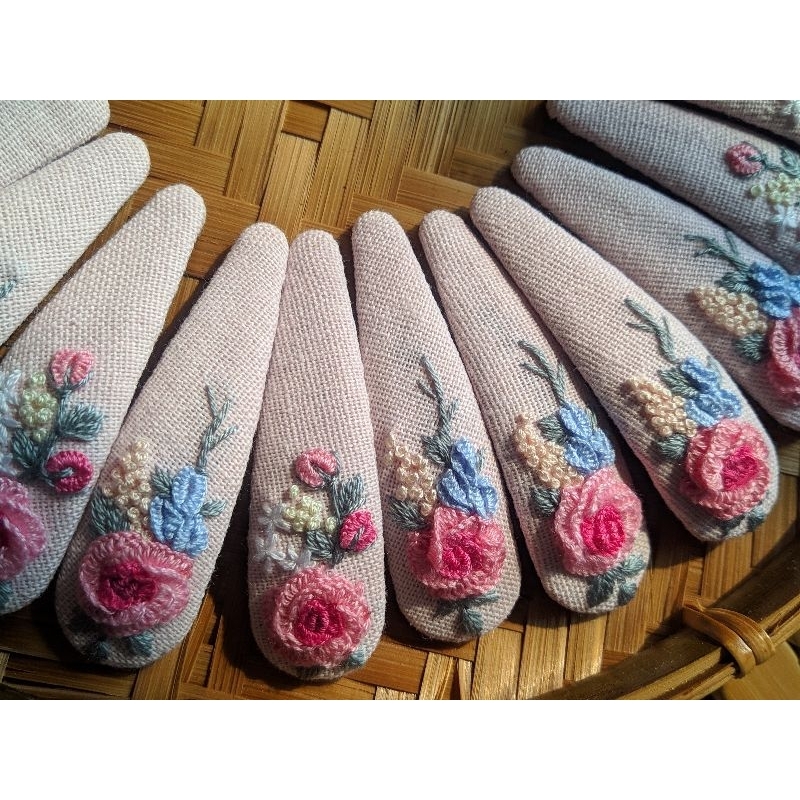 Kẹp tóc thêu hoa hồng handmade