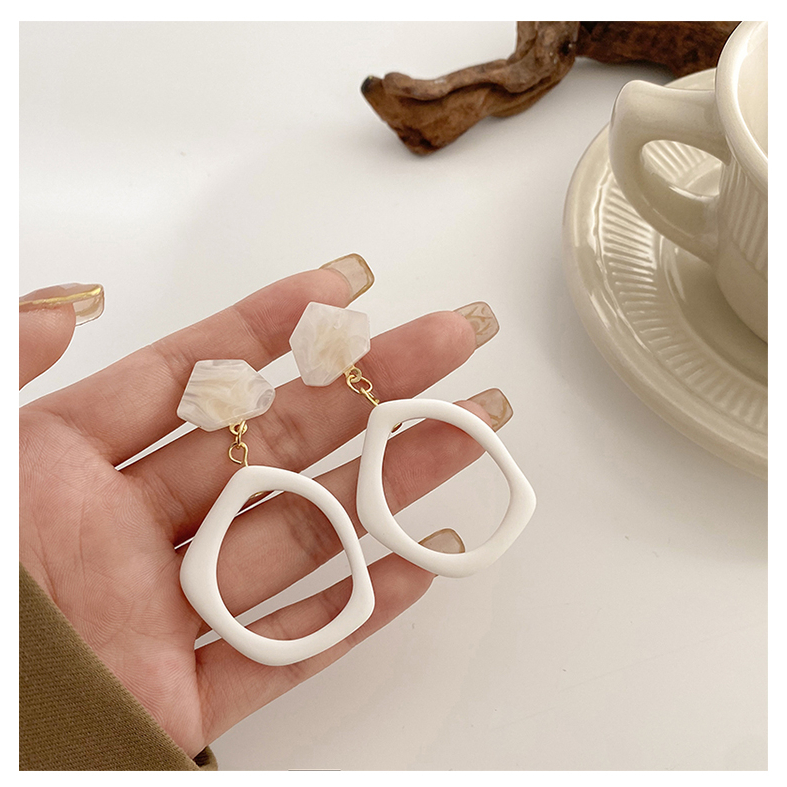 Bông tai Acrylic phong cách retro HongKong màu trắng sữa, khuyên sỏ bạc Italy chính hãng cao cấp