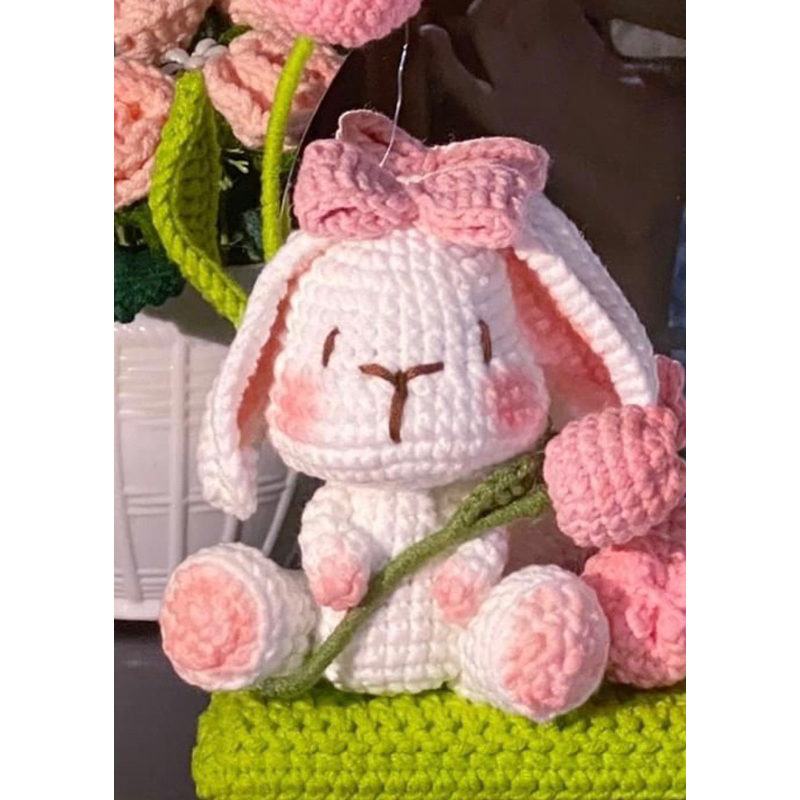 Bé thỏ cầm hoa tulip handmade