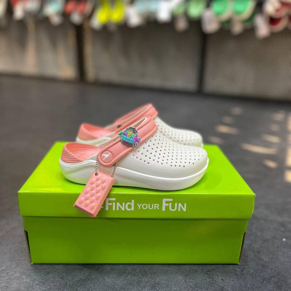 Dép sục nhựa bít đầu liter dành cho bé màu đen trắng êm, mềm, k hôi chân, bám sàn tặng 10 stic