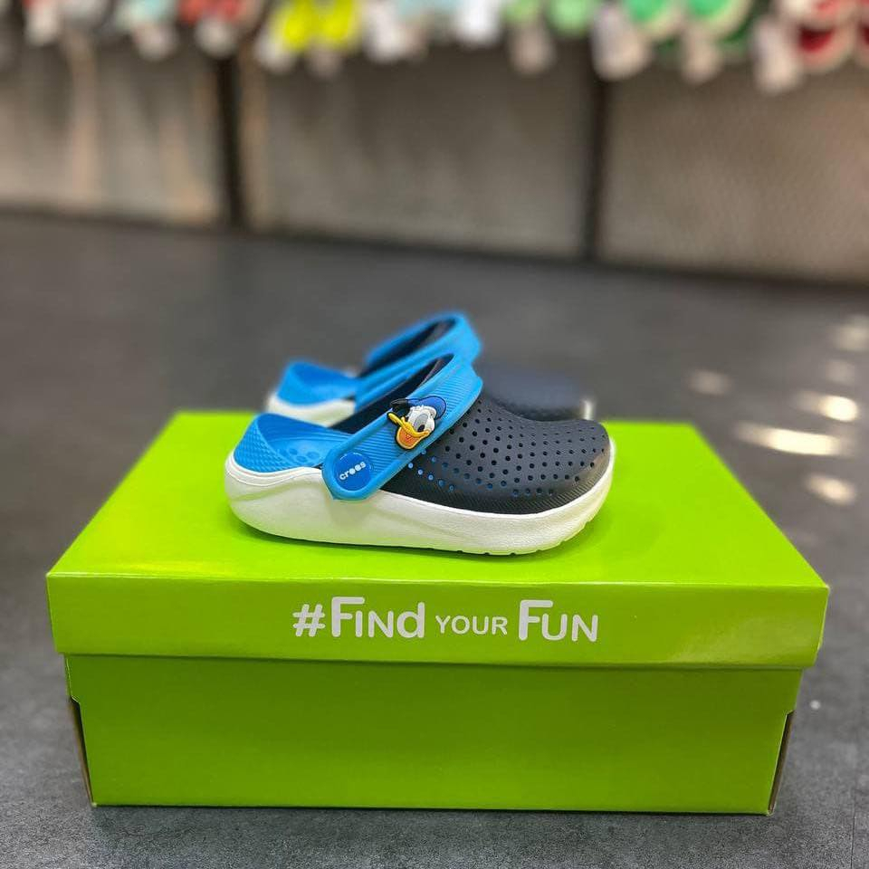 Dép sục nhựa bít đầu liter dành cho bé màu đen trắng êm, mềm, k hôi chân, bám sàn tặng 10 stic