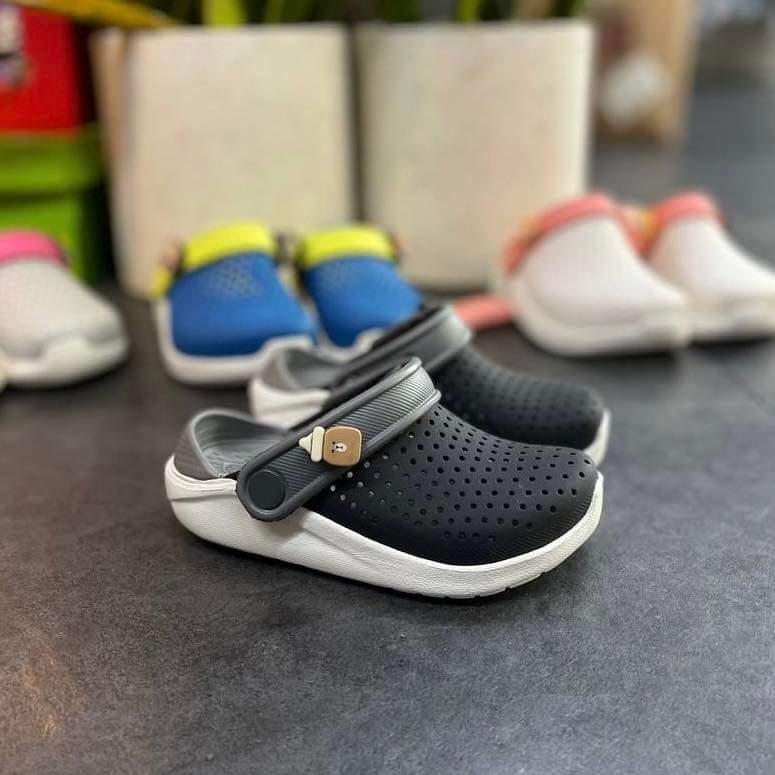 Dép sục nhựa bít đầu liter dành cho bé màu ghi vàng êm, mềm, k hôi chân, bám sàn tặng 10 stic