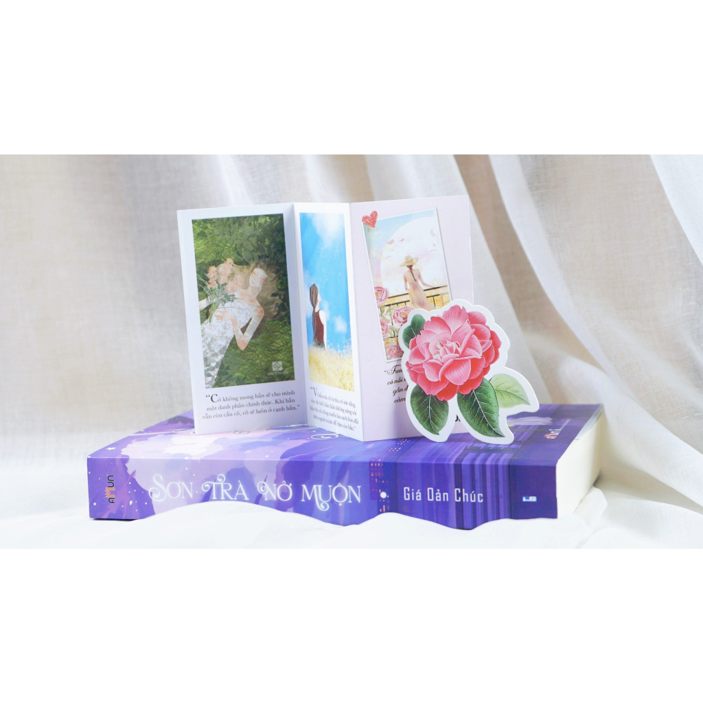 Sách - Sơn trà nở muộn - Giá Oản Chúc tặng kèm 01 bookmark hoa sơn trà, 01 bookmark chiếc bật lửa và 01 postcard