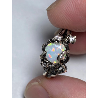 Nhẫn bạc đá Opal thiên nhiên.