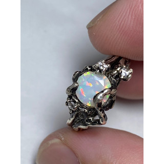 Nhẫn bạc đá Opal thiên nhiên.