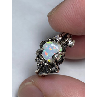 Nhẫn bạc đá Opal thiên nhiên.