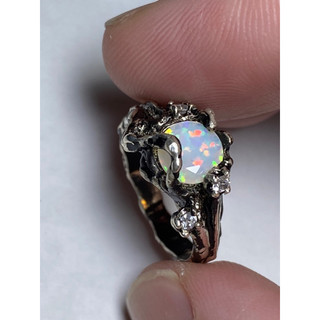 Nhẫn bạc đá Opal thiên nhiên.