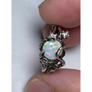 Nhẫn bạc đá Opal thiên nhiên.