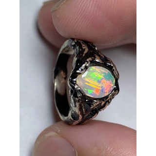 Nhẫn bạc đá Opal thiên nhiên.