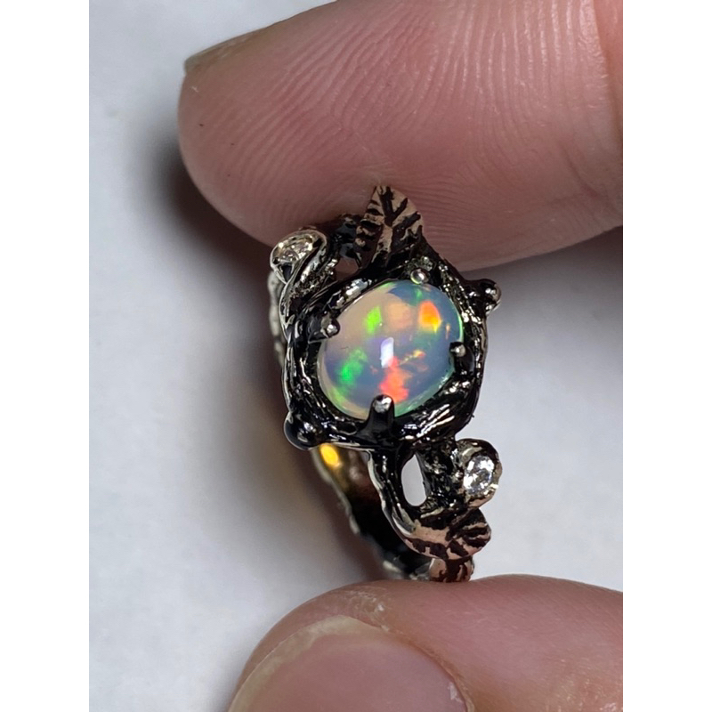 Nhẫn bạc đá Opal thiên nhiên.