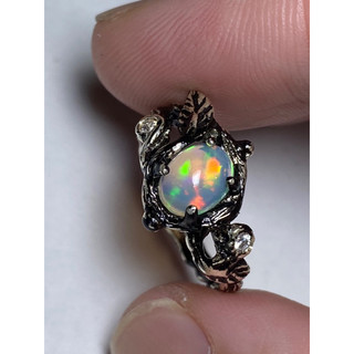 Nhẫn bạc đá Opal thiên nhiên.
