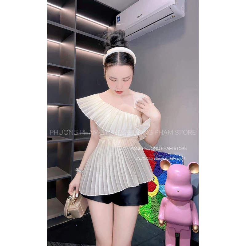 set áo xốp xinh xắn kèm quần đùi đen, năm nay hot mấy kiểu lệch vai này lắm lun😍