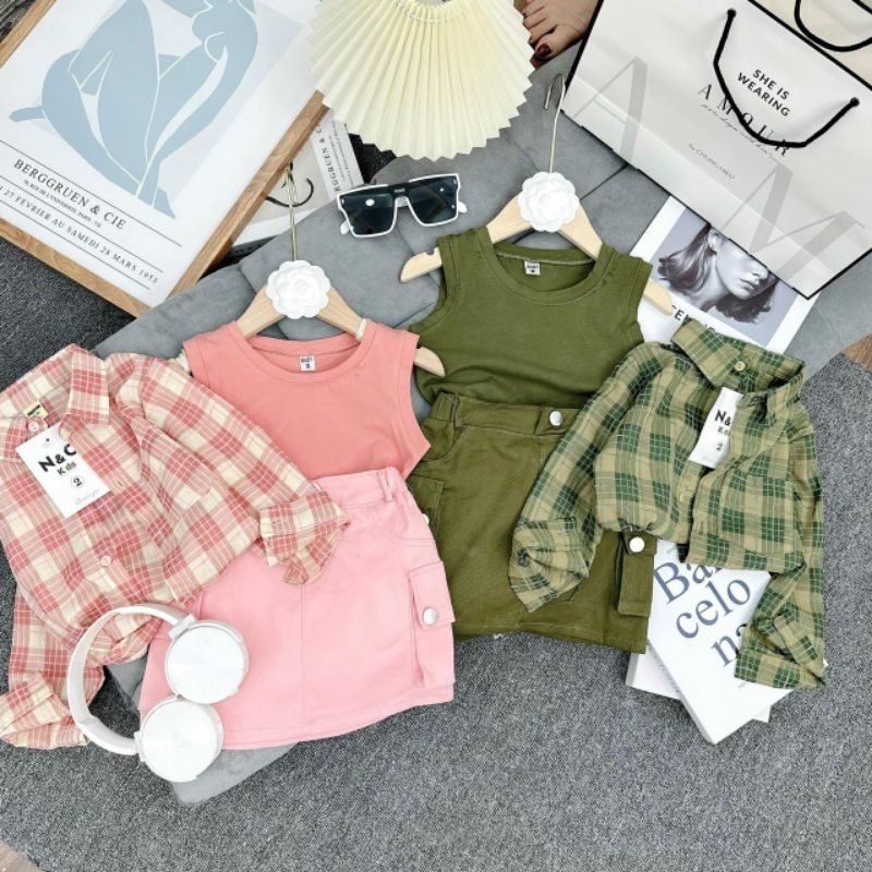 Bộ 3 chi tiết : Áo thun cotton và chân váy kaki kèm áo sơ mi caro cho bé gái siêu cá tính