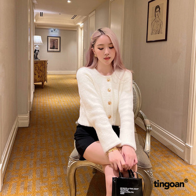 TINGOAN® - Áo len lông bông xù trắng dáng lửng phối cúc kim loại LISA LOVE TOP/WH phiên bản T6.2026