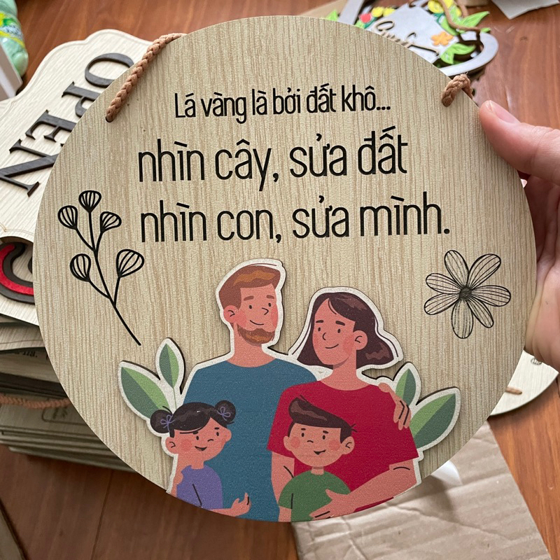 Tranh gỗ tròn gia đình 4 thành viên NHÌN CÂY SỬA ĐẤT, NHÌN CON SỬA MÌNH