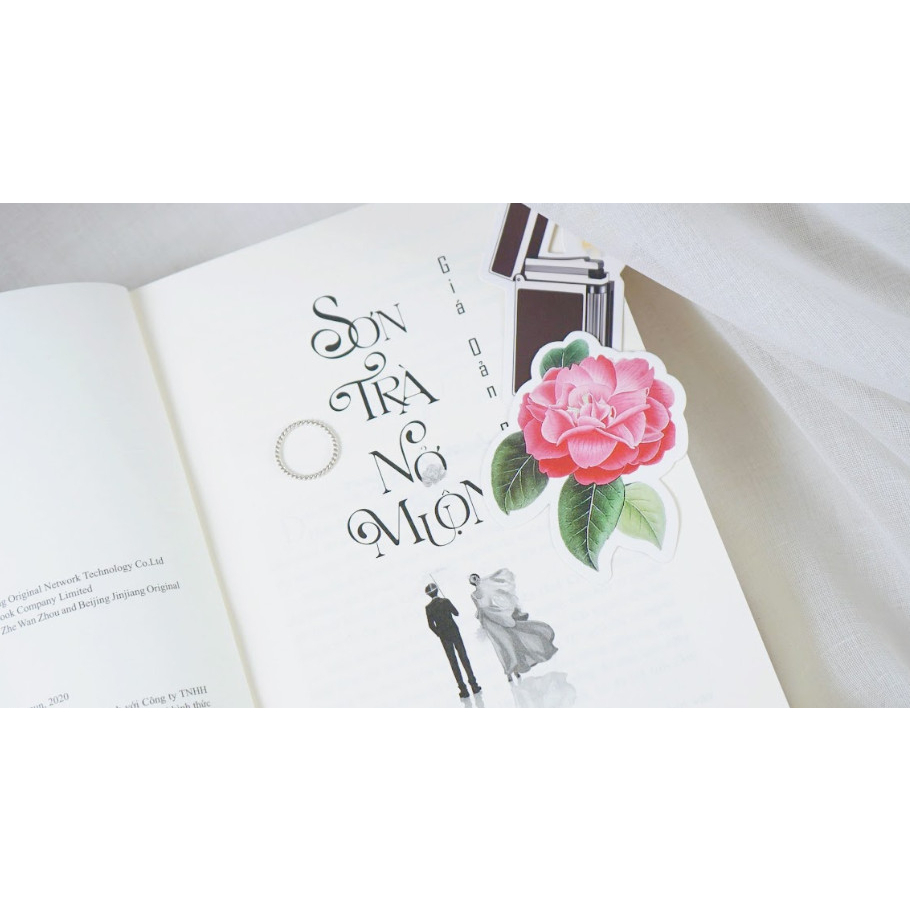 Sách - Sơn trà nở muộn - Giá Oản Chúc ( bản giới hạn tặng: Bookmark bật lửa + Bookmark hoa sơn trà + Postcard)