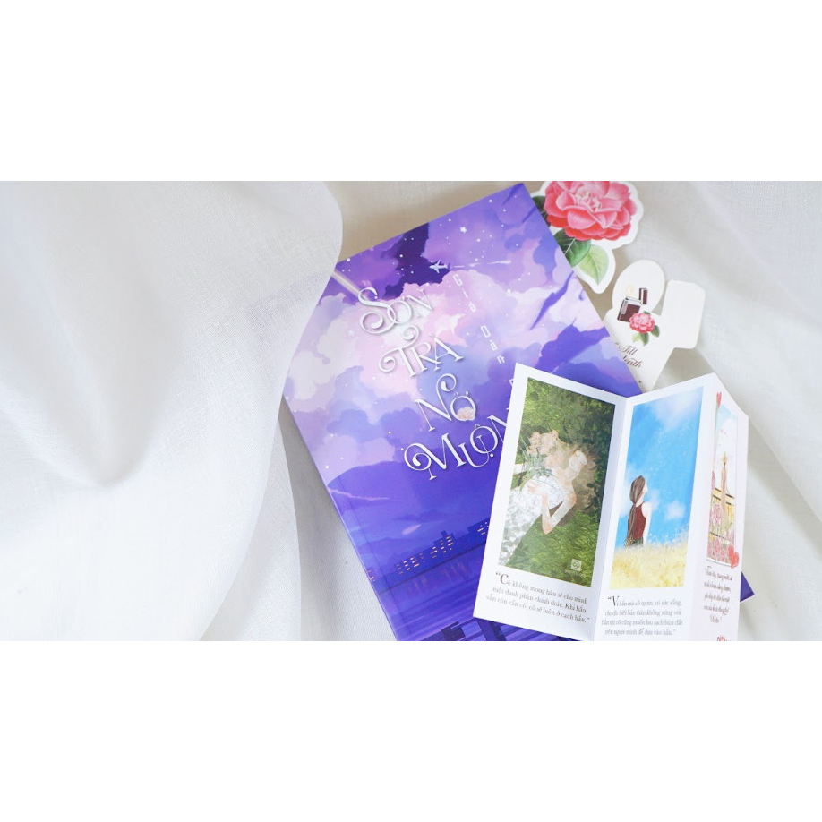 Sách - Sơn trà nở muộn - Giá Oản Chúc ( bản giới hạn tặng: Bookmark bật lửa + Bookmark hoa sơn trà + Postcard)