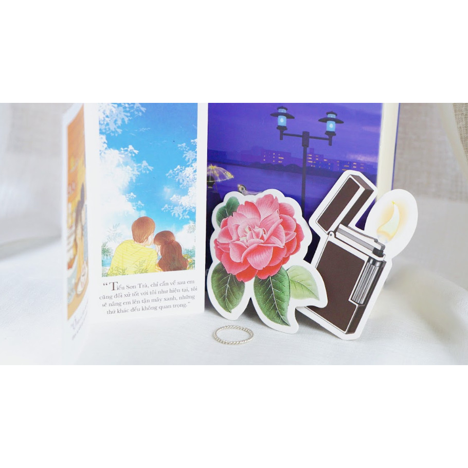 Sách - Sơn trà nở muộn (Giá Oản Chúc) - Bản đặc biệt (Tặng bookmark bật lửa + Bookmark hoa sơn trà + Postcard gập) | BigBuy360 - bigbuy360.vn