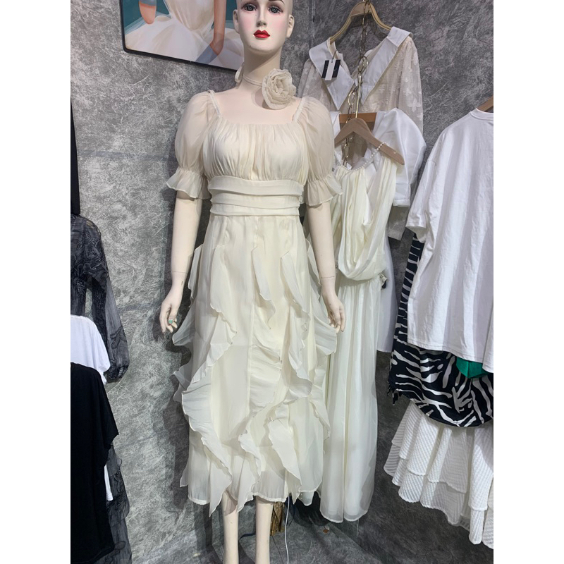 Đầm cup dự tiệc ôm body tua rua kèm hoa sang chảnh