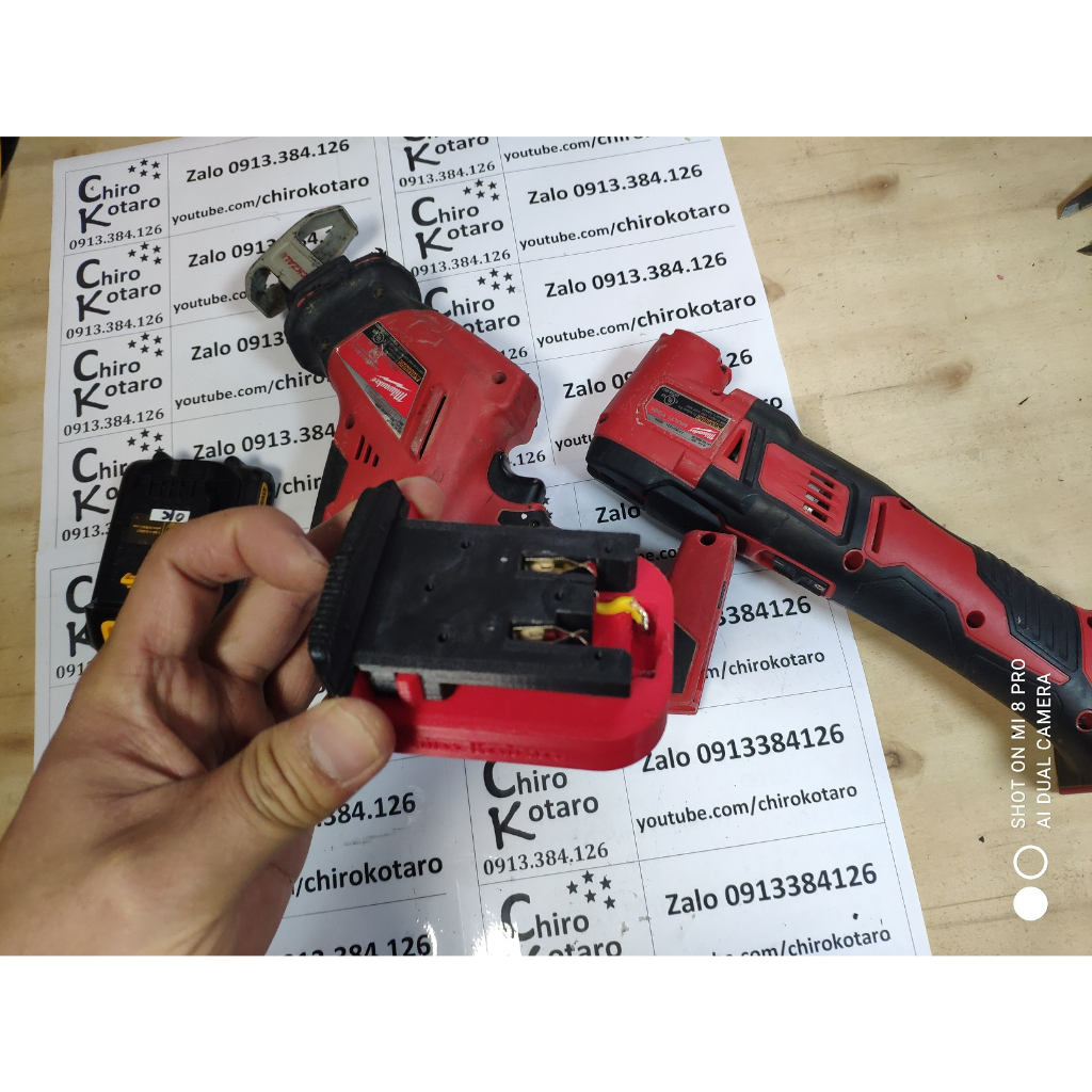 Đế chuyển máy Milwaukee M18 sang dùng pin Dewalt 20V