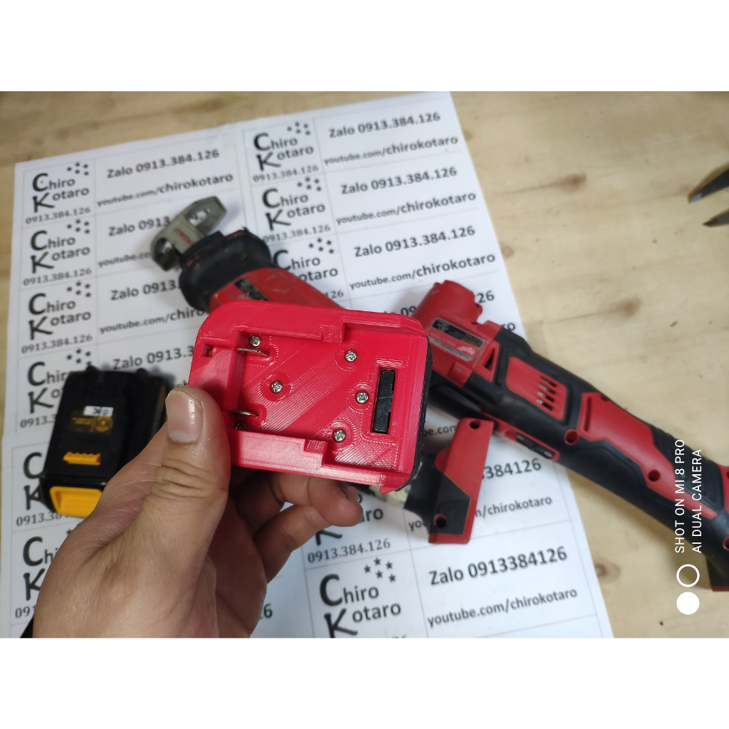 Đế chuyển máy Milwaukee M18 sang dùng pin Dewalt 20V