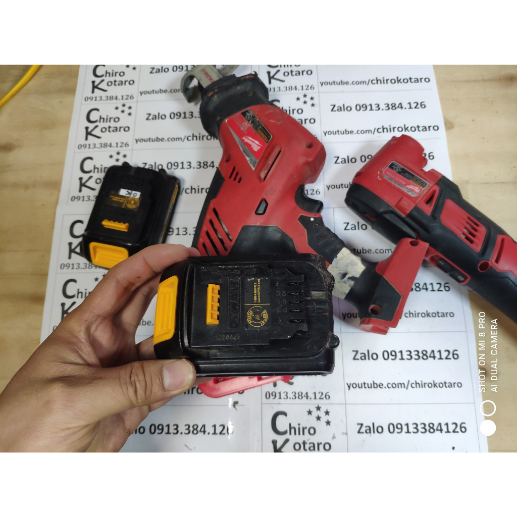 Đế chuyển máy Milwaukee M18 sang dùng pin Dewalt 20V