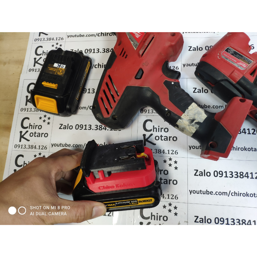 Đế chuyển máy Milwaukee M18 sang dùng pin Dewalt 20V