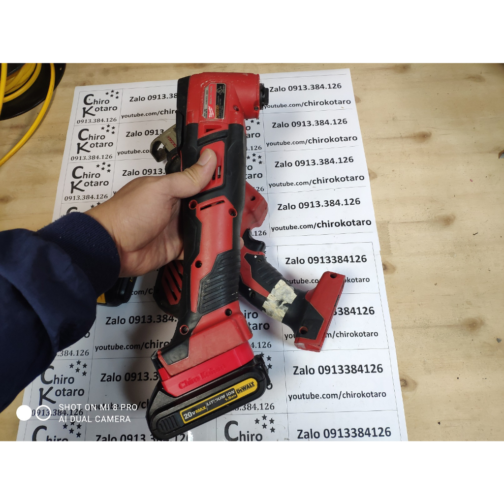 Đế chuyển máy Milwaukee M18 sang dùng pin Dewalt 20V