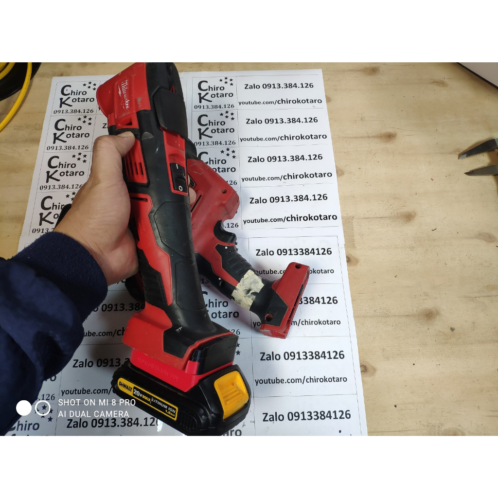 Đế chuyển máy Milwaukee M18 sang dùng pin Dewalt 20V