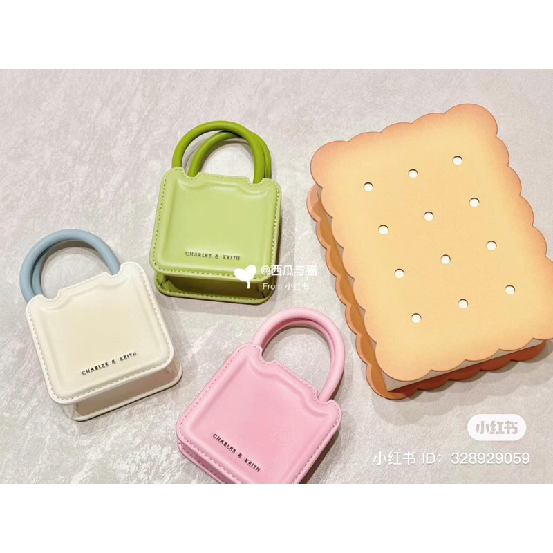Túi bánh quy CHARLES & KEITH Authentic size mini không vừa điện thoại