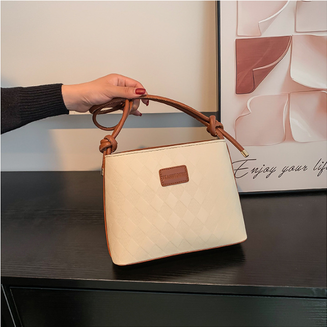 Túi xách nữ đeo chéo đeo vai 2 kiểu dây tùy chỉnh ngắn dài chất da trám in chìm đẳng cấp Capucha T304