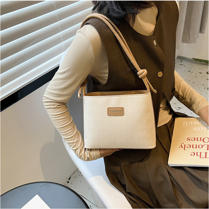 Túi xách nữ đeo chéo đeo vai 2 kiểu dây tùy chỉnh ngắn dài chất da trám in chìm đẳng cấp Capucha T304