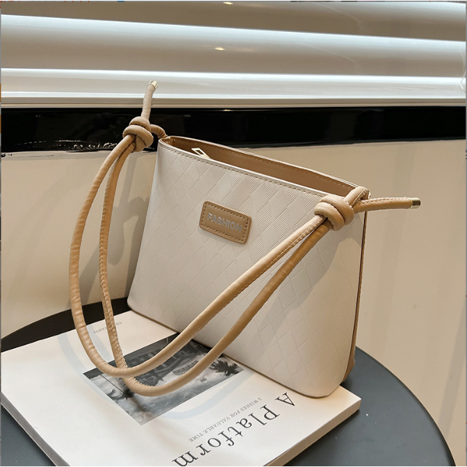 Túi xách nữ đeo chéo đeo vai 2 kiểu dây tùy chỉnh ngắn dài chất da trám in chìm đẳng cấp Capucha T304