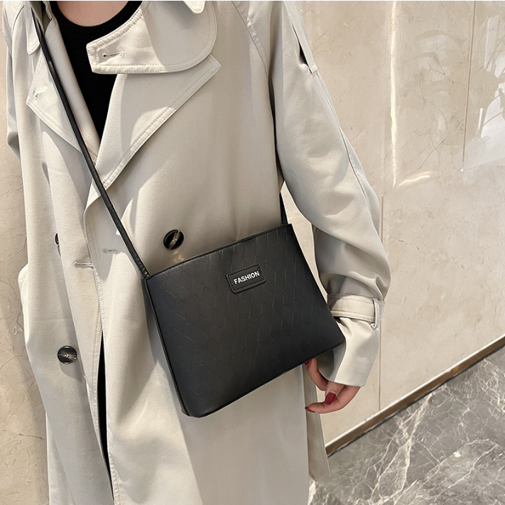 Túi xách nữ đeo chéo đeo vai 2 kiểu dây tùy chỉnh ngắn dài chất da trám in chìm đẳng cấp Capucha T304