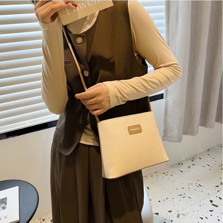 Túi xách nữ đeo chéo đeo vai 2 kiểu dây tùy chỉnh ngắn dài chất da trám in chìm đẳng cấp Capucha T304