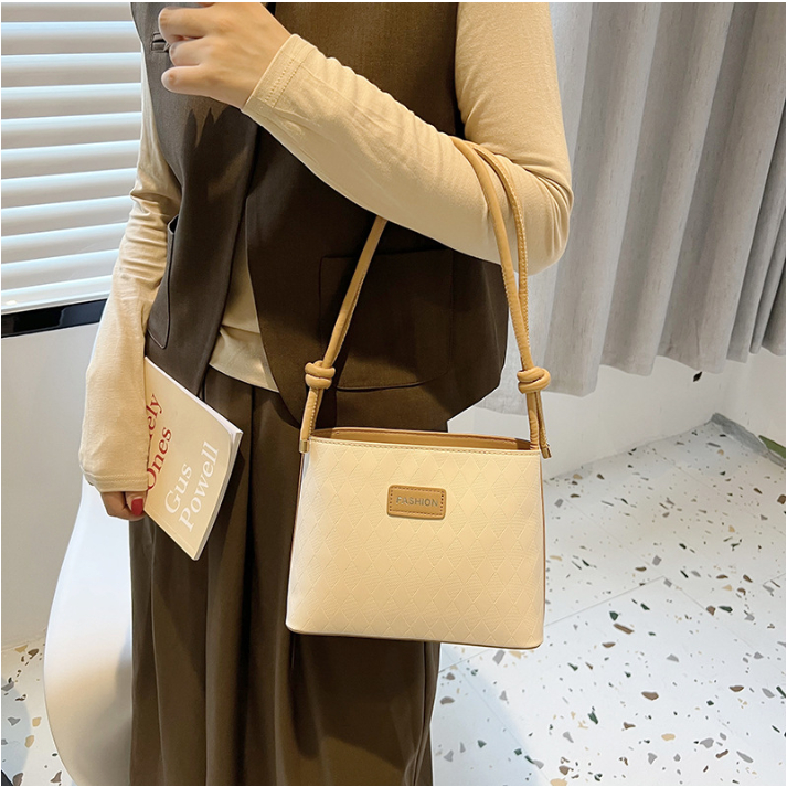 Túi xách nữ đeo chéo đeo vai 2 kiểu dây tùy chỉnh ngắn dài chất da trám in chìm đẳng cấp Capucha T304