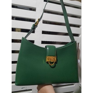 Túi s🅰️lvat0re ferrag🅰️mo trifolio shoulder bag.