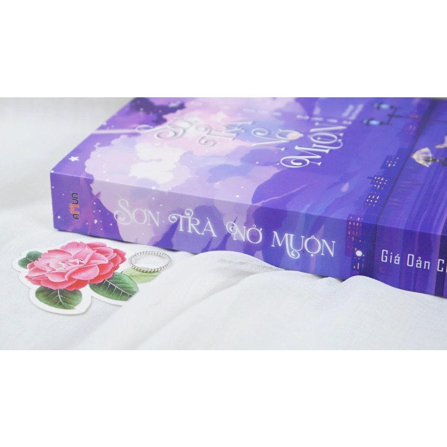 Sách - Sơn trà nở muộn ( Giá Oản Chúc ) - bản đặc biệt tặng kèm bookmark hoa sơn trà+bookmark bật lửa + postcard