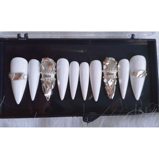 Nail box thiết kế sơn gel màu trắng đính full đá