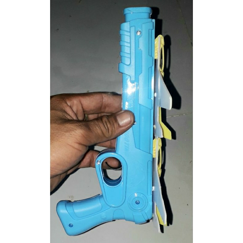 Một cái Súng_bắn máy bay bằng giấy xốp và nhựa rất đẹp